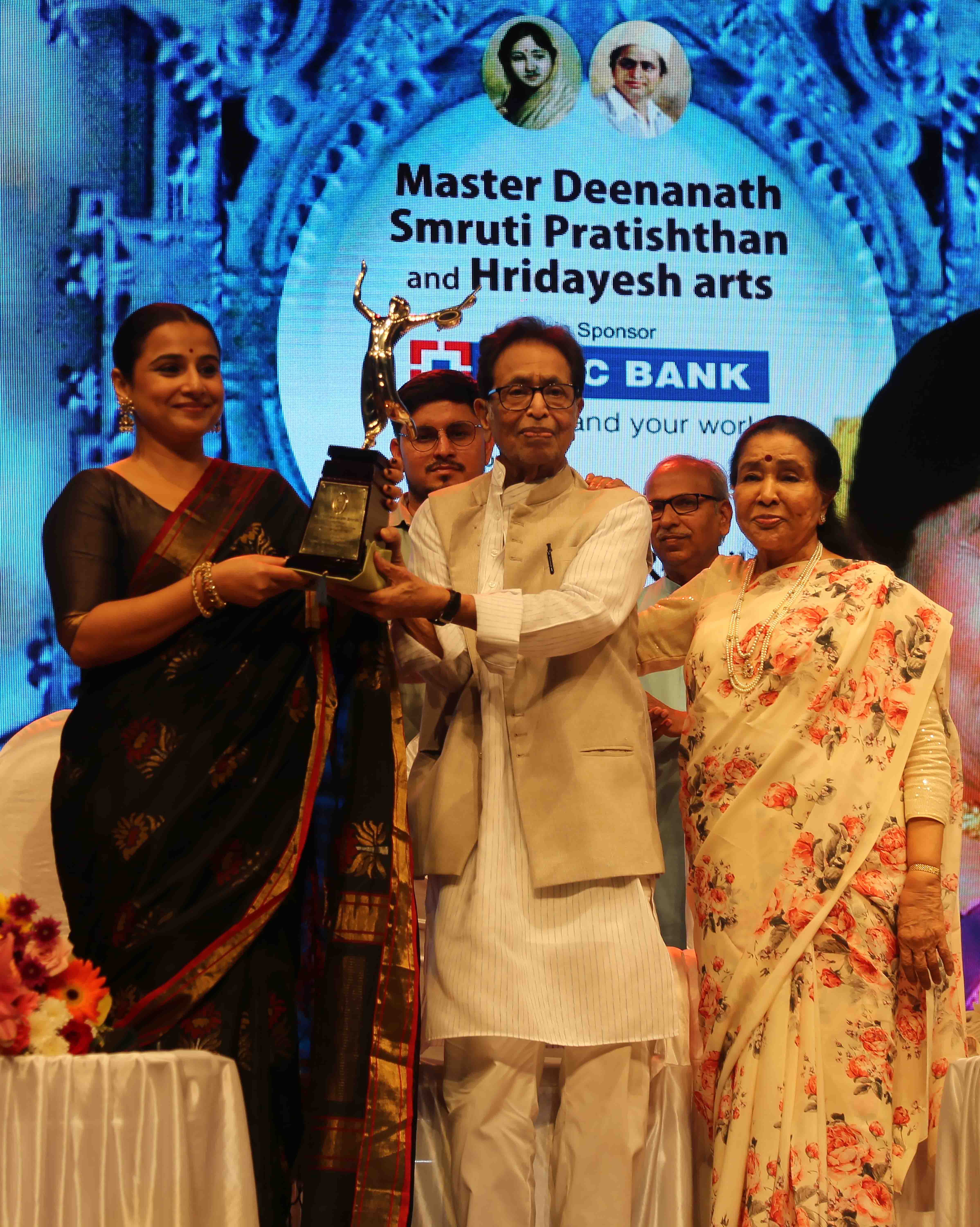 Asha Bhosle Vidya Balan Pankaj Udhas Prasad Oak Receive Lata Deenanath Mangeshkar Awards And